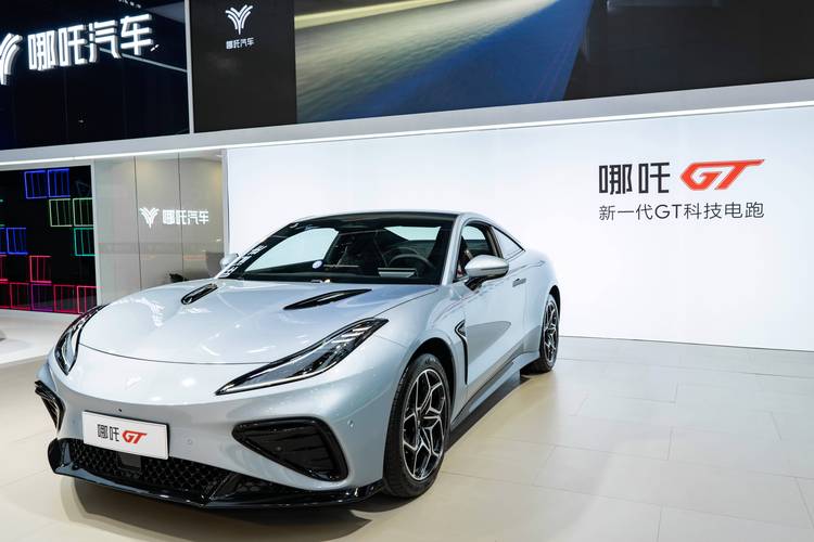 成都简阳市源维贝企业管理咨询哪吒汽车在智能汽车领域的表现，领途汽车在新能源汽车市场中的影响力